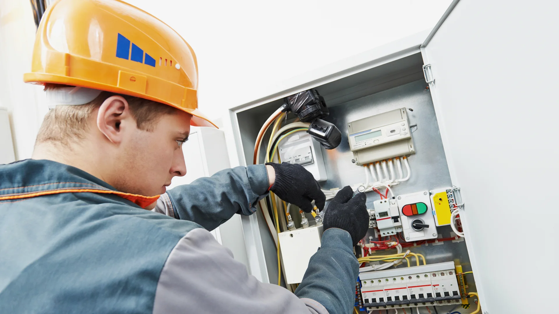 Électricien professionnel en intervention à Paris
