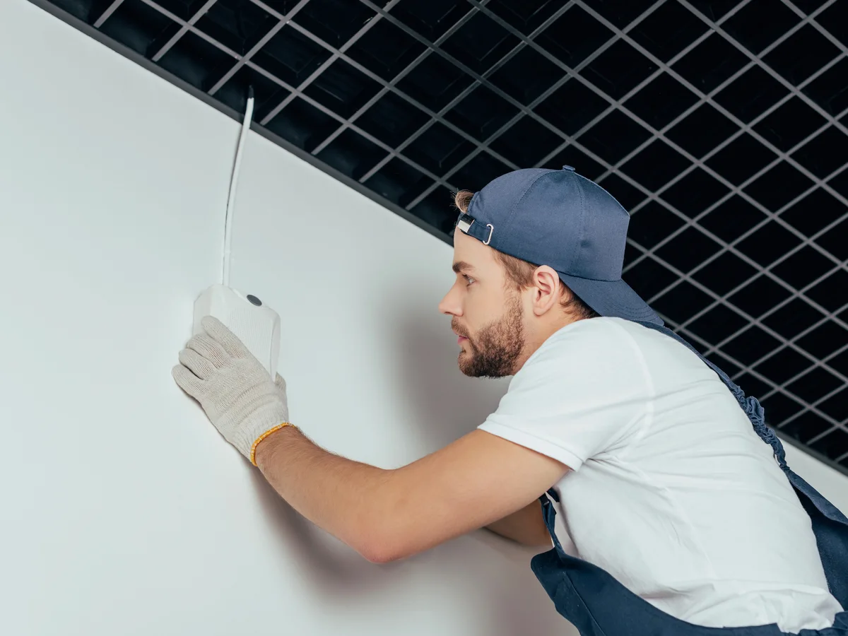 Artisan électricien au travail à Paris