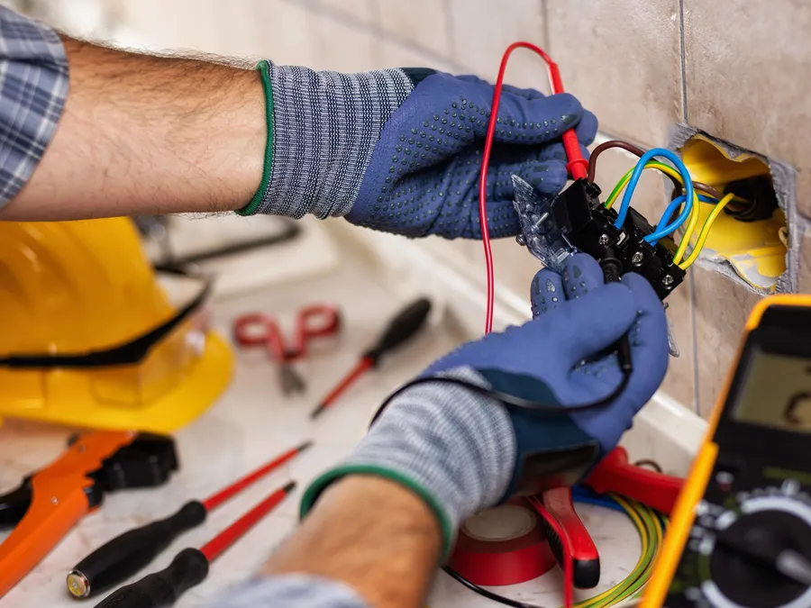 Mise aux normes par un électricien à Paris